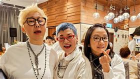 陶晶瑩（右）、張小燕（中）、藍心湄（左）的合體被網友稱是「藝術界三大巨擘」。（圖／翻攝自陶晶瑩臉書）