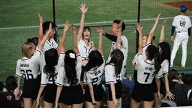 ▲亞冠賽台日大戰，中職5隊啦啦隊員組成最強應援團。（圖／翻攝自中華職棒大聯盟臉書）