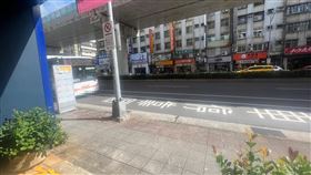 北市男子行經成功路三段人行道時，遭後方腳踏車騎士按鈴嗆聲。（圖／翻攝自《爆料公社》）