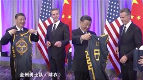 加州州長送習近平一件勇士隊球衣。（圖／翻攝自微博）