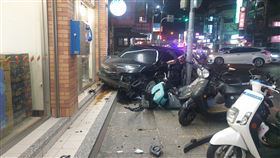 左轉撞直行車，害失控衝轉角超商，4機車如骨牌倒，(圖／翻攝畫面)