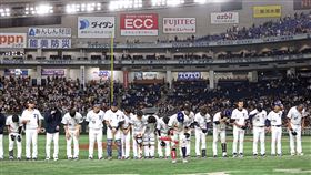 亞冠賽台灣隊「賽後感人1幕」！日本球迷驚：值得尊敬　日網憶2013 WBC▲台灣隊球員脫帽彎腰敬禮致意。（圖／翻攝自中華職棒臉書）

