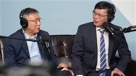 柯文哲上館長「誰來talk館」網路節目，與黃國昌直播。（圖／民眾黨提供）