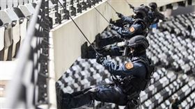 台北文化體育園區（大巨蛋）首場測試賽「Homerun臺北大巨蛋預備賽」明天（18日）正式登場，為了確保賽事順利進行、維護觀賽民眾安全，北市警局結合轄區信義分局、刑大特勤中隊等單位今天實施「反恐維安演練」