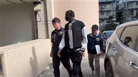 前SBL球員吳季穎日前被爆打假球，士林地檢署偵辦後，接連追查出其他球員涉案，如今雪球越滾越大，檢警17日針對裕隆球團辦公室執行搜索，帶回10名球員約談，其中包括邱忠博、外籍球員班霸等人，現已被帶至刑事局問訊。