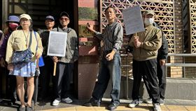 台灣國控告馬、朱、侯、柯違反總統副總統選罷法國民黨與民眾黨日前舉行政黨協商會議達成共識，由民調決定侯柯配或柯侯配。獨派團體台灣國17日到台北地檢署提告，認為前總統馬英九、國民黨主席朱立倫、國民黨總統參選人侯友宜以及民眾黨總統參選人柯文哲「搓圓仔湯」，涉嫌違反總統副總統選罷法。中央社記者林長順攝  112年11月17日