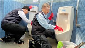 世界廁所日！中油董座李順欽帶頭掃廁所 桃園電子報