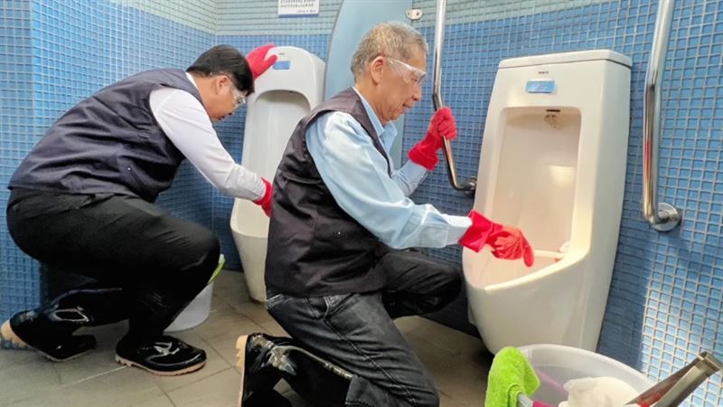 世界廁所日！中油董座李順欽帶頭掃廁所