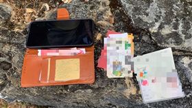 女山友脫隊走馬博橫斷失聯  僅發現手機及證件45歲李姓女山友與登山隊伍攀登馬博橫斷路線，15日途中脫隊獨行卻失聯，搜救人員獲報展開搜索行動，但直到17日中午仍僅尋獲李女手機、證件等隨身物品，尚未發現李女身影。（花蓮縣消防局提供）中央社記者張祈傳真  112年11月17日