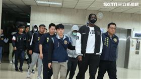 警方訊後將班霸、柯旻豪、邱繼緯、黃鉉閔、邱忠博、陳品銓、黃品瑄等7人移送士林地檢署複訊。（圖／記者邱榮吉攝影）