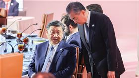 習近平出席APEC領袖非正式會議APEC領袖峰會在美國舊金山登場，當地時間16日中午舉行經濟領袖與貴賓非正式對話，中國國家主席習近平（前左）出席，會前與中國外交部長王毅（前右）交換意見。中央社記者裴禛舊金山攝  112年11月17日