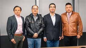 文化大學新聞系教授莊伯仲、求真民調公司總經理關智宇、政治大學政治系主任陳陸輝，三位民調專家參與兩黨民調專家協商會前合影。（圖／國民黨提供）