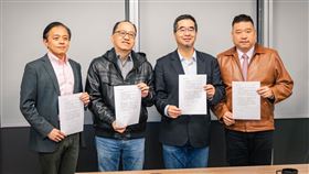 文化大學新聞系教授莊伯仲、求真民調公司總經理關智宇、政治大學政治系主任陳陸輝，三位民調專家參與兩黨民調專家協商會前合影。（圖／國民黨提供）