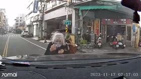 路邊白髮阿嬤突爆衝！雙手抱胸飛撲引擎蓋　駕駛1招化解假車禍詐財