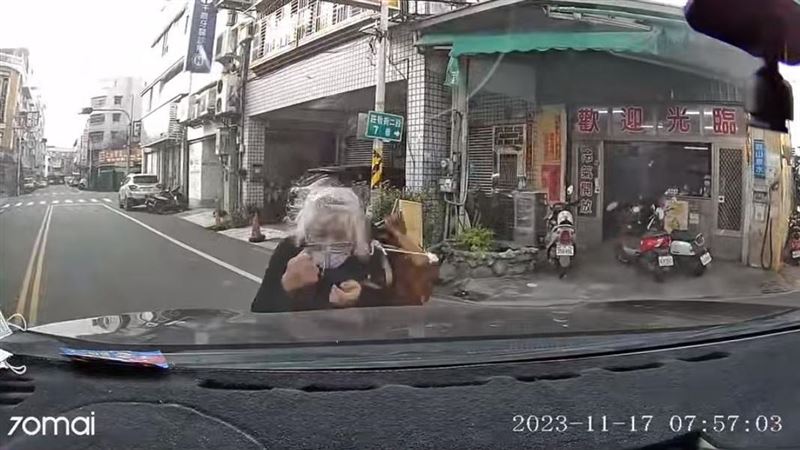 白髮阿嬤飛撲引擎蓋　駕駛1招化解假車禍