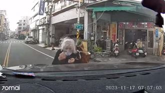 白髮阿嬤飛撲引擎蓋　駕駛1招化解假車禍
