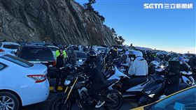 首波冷氣團衝合歡山　等雪冷日出車潮塞爆（圖／民眾提供）