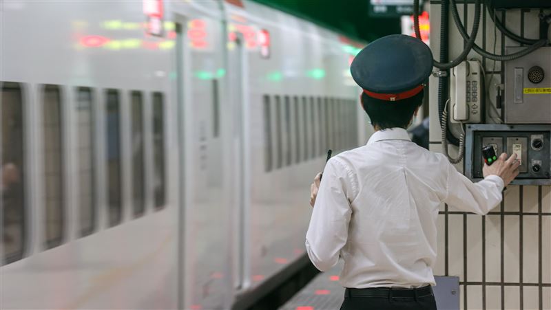 司機員為休假「打地鋪」搶頭香　台鐵道歉