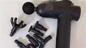 媽媽私拆包裹看到筋膜槍，以為是情趣用品打女兒。（圖／翻攝自微博）