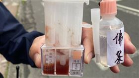 ▲新北市陳男遭警攔查時，警方發現騎車上放置上2瓶寫著佛茶的可疑物，陳男辯稱是媽媽給他保平安擋罰單用的。（圖／翻攝畫面）