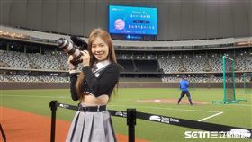 ▲味全龍啦啦隊小龍女LIKE搶先體驗大巨蛋。（圖／記者劉彥池攝影）