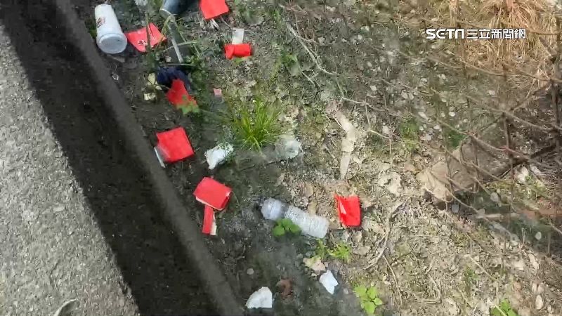 詭！滿地紅包袋　外地客「怕怕」不敢撿