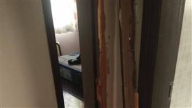 北京開兩會  上海訪民家門遭破壞48歲的上海民眾洪蘭英因為小女兒沒分配到拆遷的安置房，從2015年開始到北京上訪，原以為正義會得到伸張，卻是一場惡夢的開始。圖為洪蘭英的家門在2018年兩會前遭黑保安破壞。（民眾提供）中央社記者陳家倫上海傳真　107年3月6日