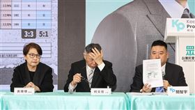 藍白合卡關  柯文哲說明相關民調細節藍白合以民調決定總統大選組合，原預計18日公布，但雙方對於誤差範圍認定沒有共識，未達成決議。民眾黨總統參選人柯文哲（中）上午在新莊競選總部舉行記者會，柯文哲競選總幹事黃珊珊（左）、求真民調公司總經理關智宇（右）出席，說明相關民調細節。中央社記者鄭清元攝  112年11月18日