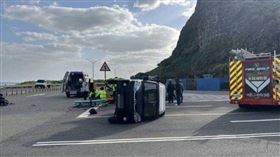 ▲台2線31.1公里處核一廠前今日上午發生車禍，小貨車當場翻覆於車道中央，所幸車內2人並無大礙。（圖／翻攝畫面）