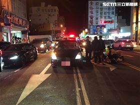 過馬路不走斑馬線還闖紅燈　行人遭擊落（圖／翻攝畫面）