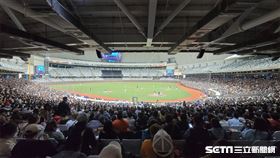 ▲大巨蛋內野最後一排座位，視野會被上層稍微擋住。（圖／記者劉彥池攝影）