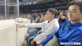 ▲大巨蛋三壘髮香區第一排，球迷覺得前方會有壓迫感。（圖／記者劉彥池攝影）