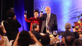 APEC答謝宴  張忠謀、張淑芬舉杯致意APEC領袖峰會於美國舊金山時間17日落幕，台灣領袖代表張忠謀（後右）、夫人張淑芬（後左）晚間舉辦答謝宴，舉杯向在場來賓致意。中央社記者裴禛舊金山攝  112年11月18日