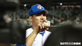 ▲台北大巨蛋測試賽，亞錦賽培訓隊二壘手陳聖平和首轟球合影。（圖／記者劉彥池攝影）