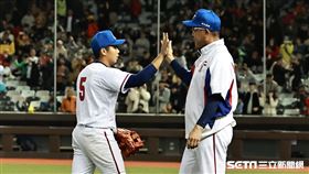 ▲台北大巨蛋測試賽，亞錦賽培訓隊總教練郭李建夫和球員擊掌。（圖／記者劉彥池攝影）