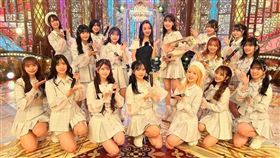 「神七」板野友美（後中左）獻花祝福柏木由紀（後中右）畢業。（圖／翻攝自柏木由紀 IG）