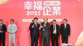 新光醫院榮獲1111人力銀行票選2023幸福企業金獎，洪子仁副院長代表接受表揚。（圖／新光醫院提供）