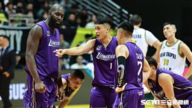 ▲新北國王主場開幕戰迎戰新竹攻城獅，施顏宗和隊友溝通。（圖／記者劉彥池攝影）