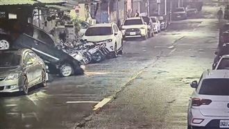 獨／7旬翁暴衝「6秒毀11車」　路人急奔逃