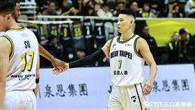 ▲新北國王主場開幕戰，林書豪和隊友擊掌。（圖／記者劉彥池攝影）