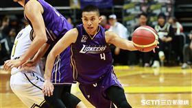 ▲新北國王主場開幕戰，攻城獅高國豪持球進攻。（圖／記者劉彥池攝影）