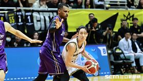 ▲新北國王主場開幕戰，攻城獅洋將艾夫伯（Mike Efevberha）防守林書緯。（圖／記者劉彥池攝影）