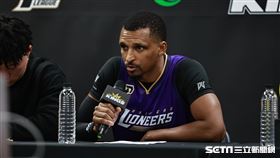 ▲新北國王主場開幕戰，攻城獅洋將艾夫伯（Mike Efevberha）出席賽後記者會。（圖／記者劉彥池攝影）