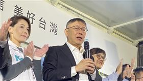 柯文哲竹市開講  高虹安、柯美蘭陪同台灣民眾黨總統參選人暨黨主席柯文哲（左2）18日晚間到新竹市天公壇前廣場開講，新竹市長高虹安（左）、無黨籍新竹市立委參選人柯美蘭（左3）等人也在旁陪同。中央社記者魯鋼駿攝  112年11月18日