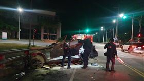 陳姓男子駕車行經至學路時，不明原因撞擊護欄。（圖／翻攝畫面）