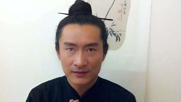 黃安身體又突冒1症狀　怪姿勢惹路人側目