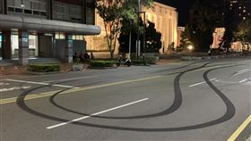 燒胎,新竹市議會,汽車,迴轉（圖／翻攝自《新竹大小事》、翻攝畫面）