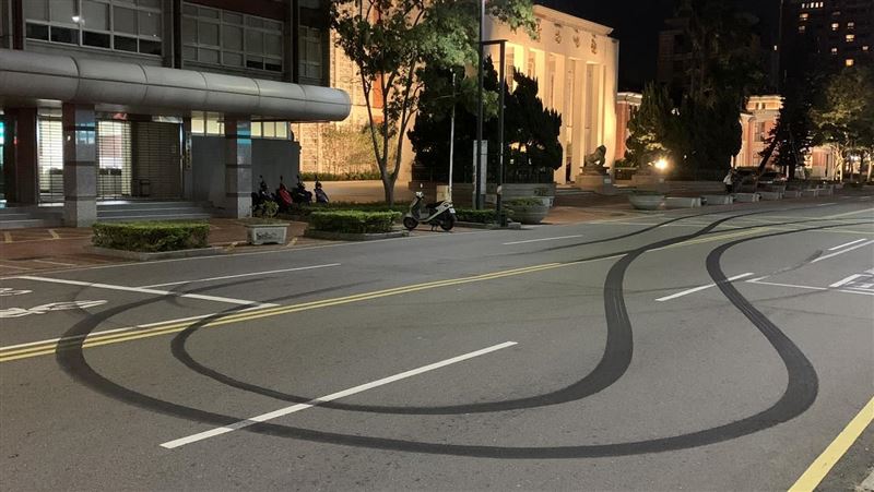 竹市議會前「被燒胎」網驚：旁邊就警察局