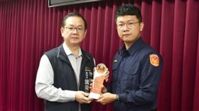 台中市政府警察局「112年第3季失蹤人口協尋評鑑工作」，清水分局梧棲分駐所警員楊家明（右）單月尋獲8名失蹤人口，日前獲得警察局表揚（清水警分局提供）中央社記者趙麗妍傳真 112年11月19日（圖／中央社）