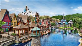 「冰雪奇緣」世界現身香港迪士尼全球首座「冰雪奇緣」主題園區現身香港迪士尼樂園，逾百名幻想工程師耗時7年打造，並結合當地自然景觀大嶼山，讓真實的山景360度融入艾倫戴爾的村莊。（香港迪士尼樂園提供）中央社記者葉冠吟傳真  112年11月19日